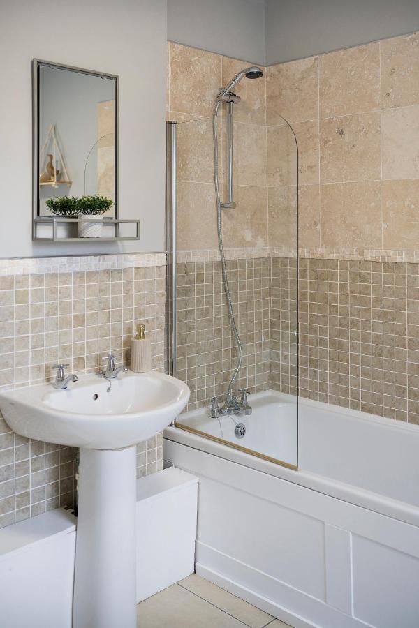גלוסטר 1 Bed House, Free Parking, 15 Minutes From Cheltenham Races מראה חיצוני תמונה