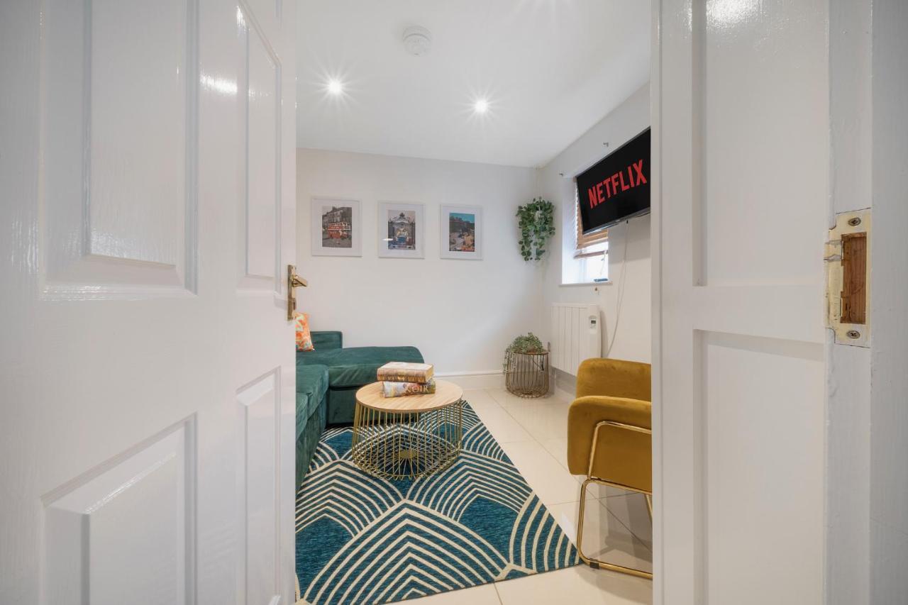 גלוסטר 1 Bed House, Free Parking, 15 Minutes From Cheltenham Races מראה חיצוני תמונה