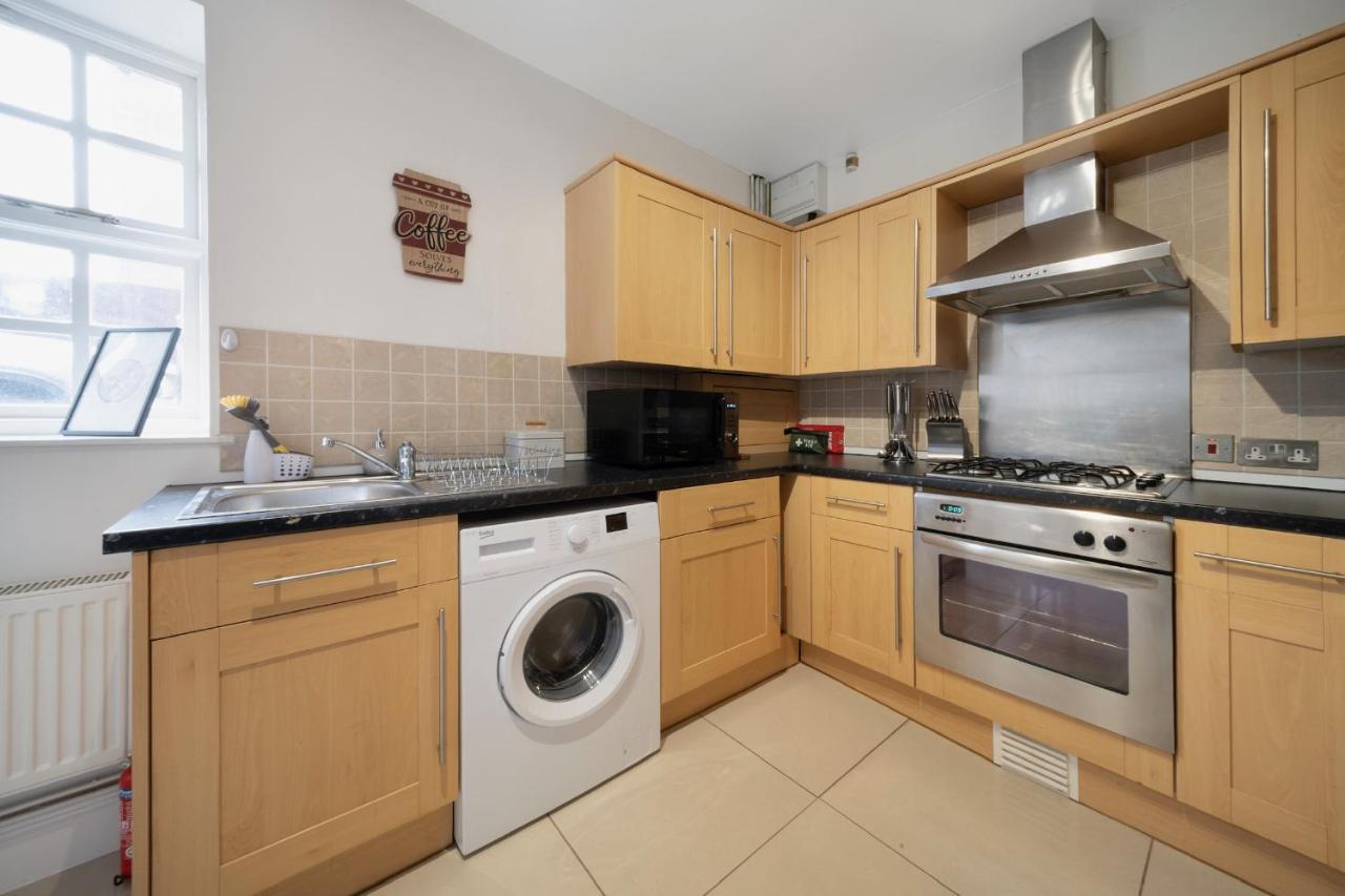 גלוסטר 1 Bed House, Free Parking, 15 Minutes From Cheltenham Races מראה חיצוני תמונה