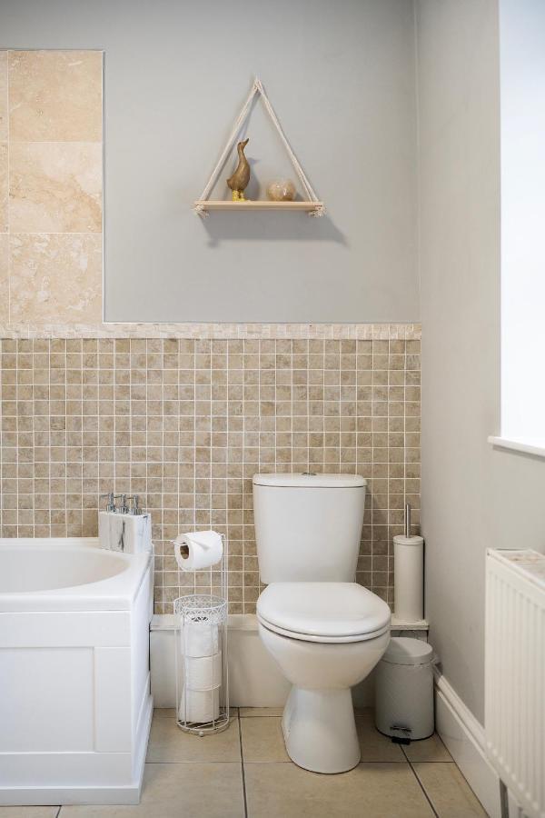 גלוסטר 1 Bed House, Free Parking, 15 Minutes From Cheltenham Races מראה חיצוני תמונה